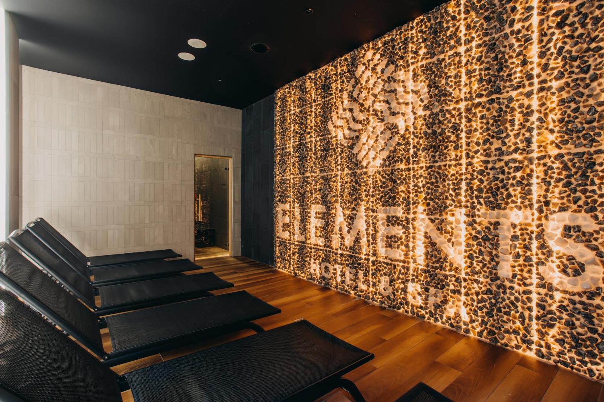 Elements Hotel&Spa Świeradów-Zdrój Buitenkant foto A wall of backlit onyx